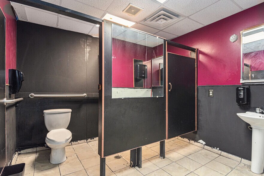 More Photos Of 6500 Railroad Ave, Omaha Restaurant For Sale