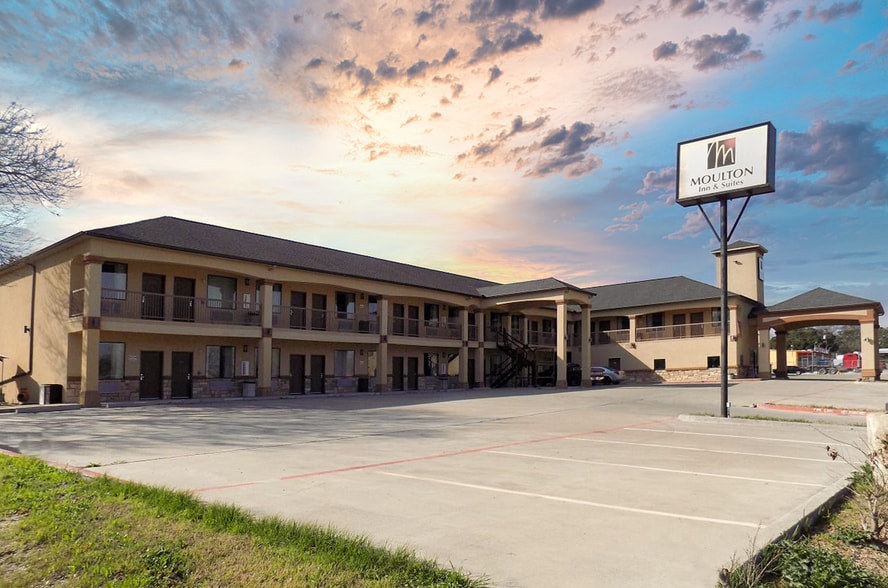 More Photos Of 200 S Lavaca, Moulton Hotel For Sale