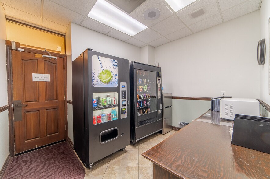 More Photos Of 4625 S Lakeshore Dr, Tempe Office For Lease