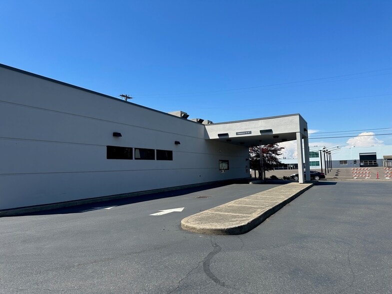 More Photos Of 2710 Commercial St SE, Salem Bank For Lease