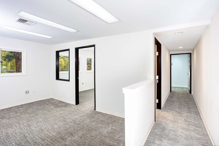 More Photos Of 2400-2418 E Burnside St, Portland Storefront Retail Office For Lease