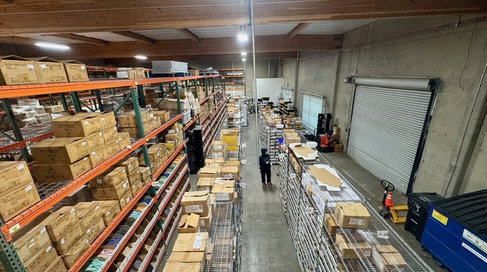 More Photos Of 18320-18330 Oxnard St, Tarzana Warehouse For Lease