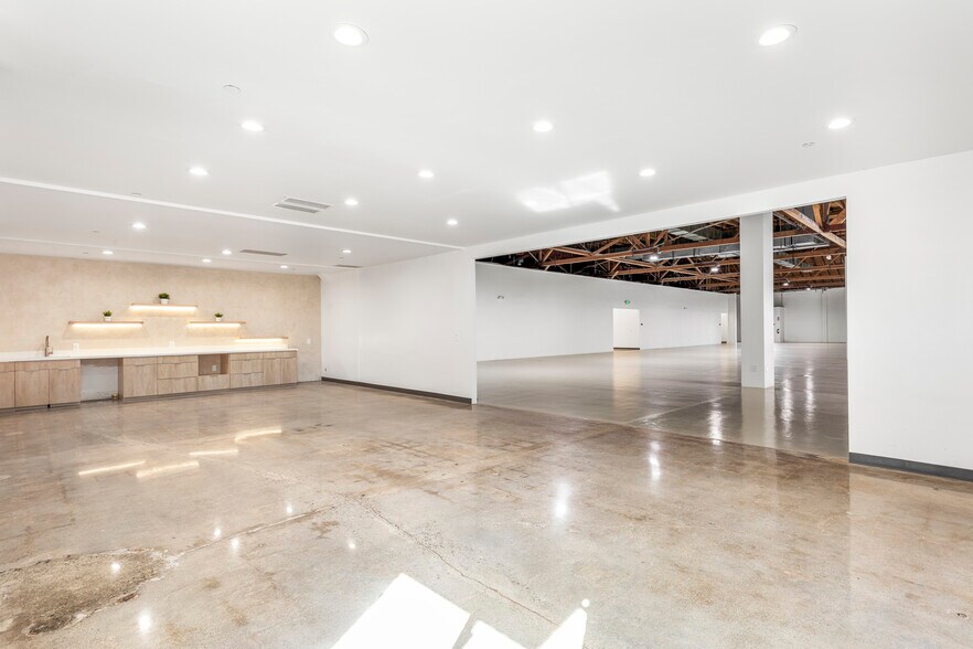 More Photos Of 860 Charter St, Redwood City Research And Development For Lease
