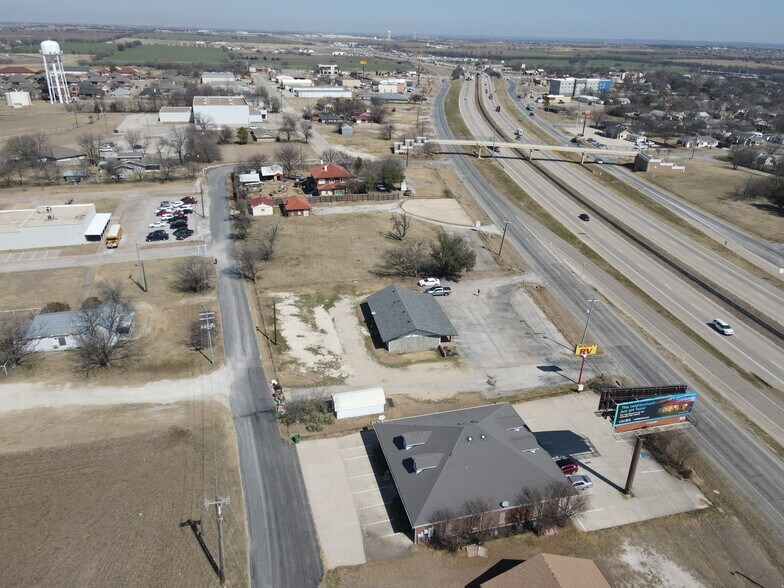 More Photos Of 103 S Stemmons St, Sanger Office For Lease