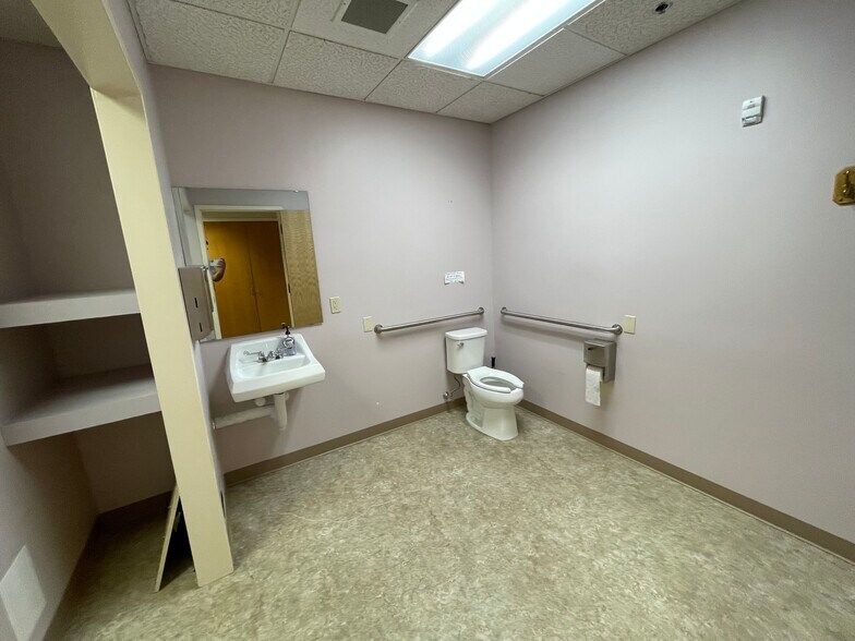 More Photos Of 299 Carew St, Springfield Medical For Sale