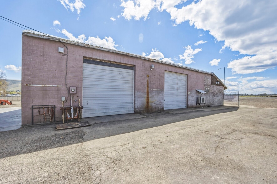 More Photos Of 391 Wine Country Rd, Prosser Freestanding For Sale