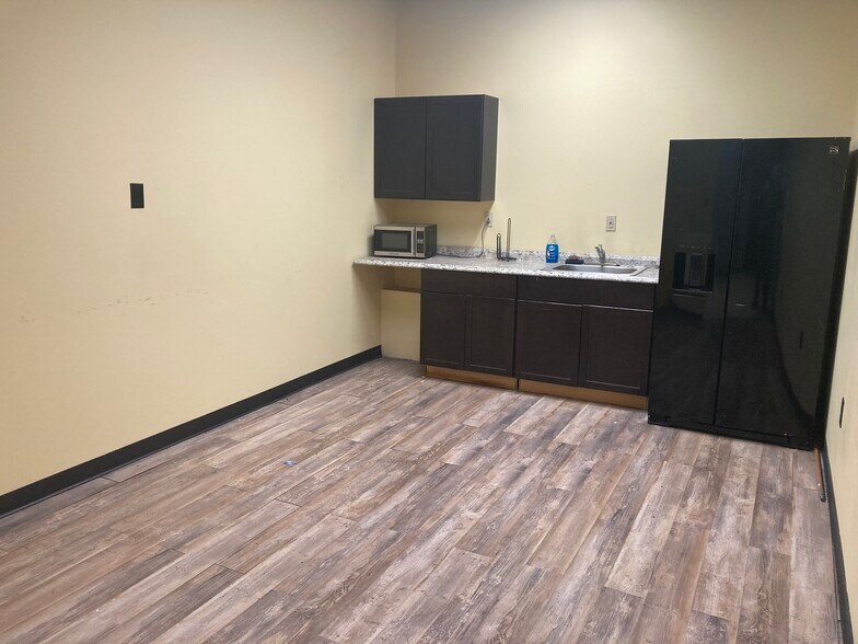 More Photos Of 2420 E Truman Rd, Kansas City Unknown For Lease