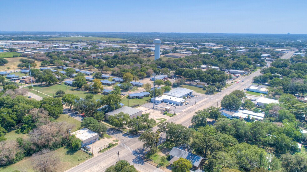 More Photos Of 2620 Carson St, Haltom City Light Distribution For Lease