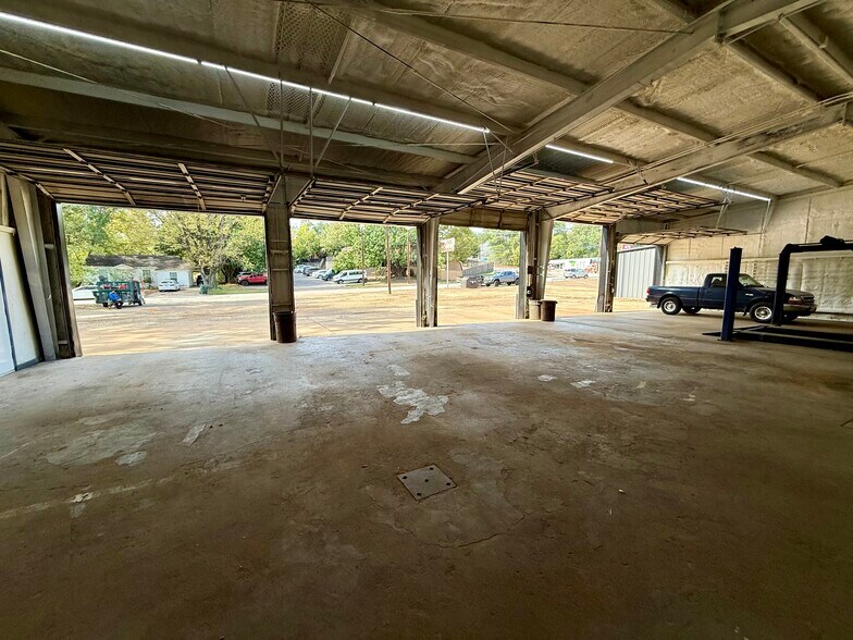 More Photos Of 1622 W Front St, Tyler Industrial For Sale