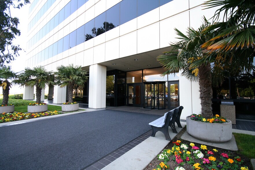 More Photos Of 7677 Oakport St, Oakland Office For Lease