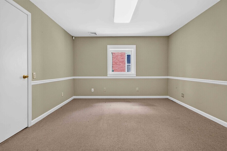 More Photos Of 38 Sycamore St, Jefferson Office For Sale