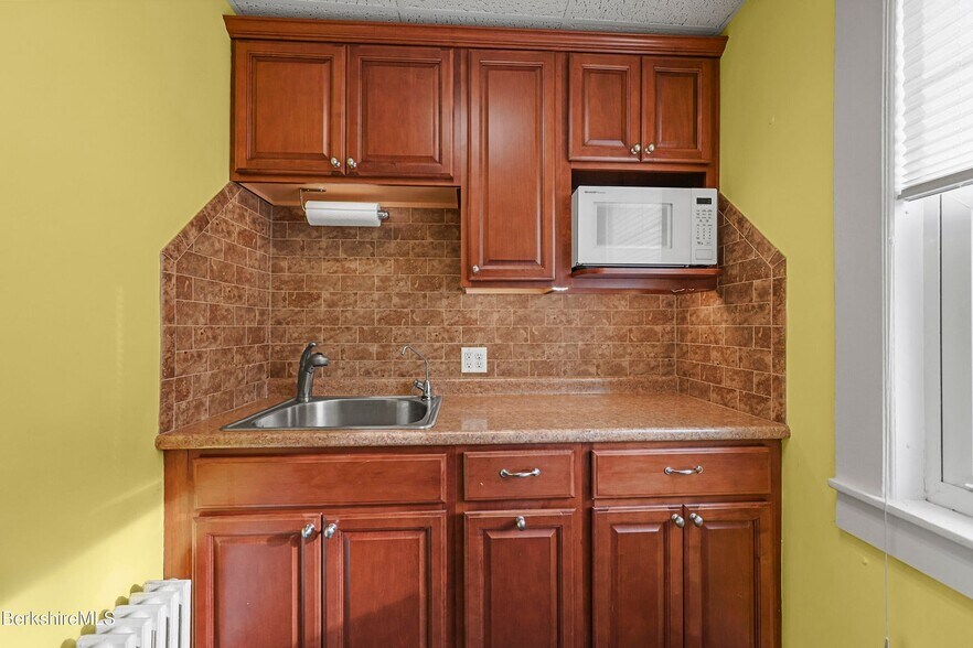More Photos Of 92 Elm St, Pittsfield Office For Sale