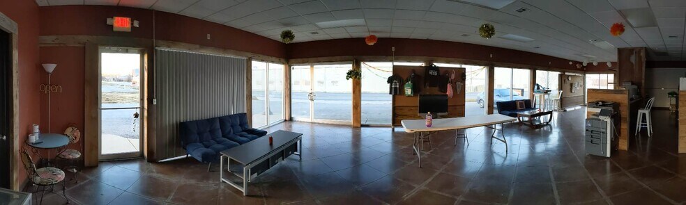More Photos Of 816 W Fairview Ave, Carthage Showroom For Lease