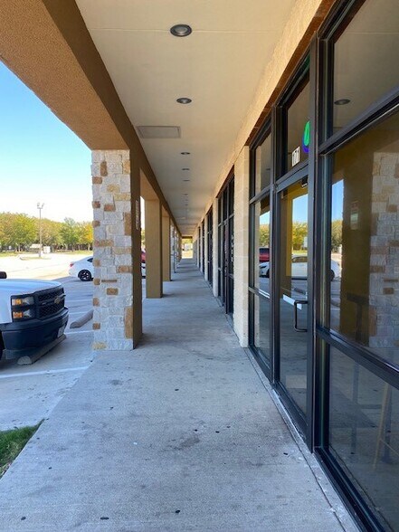 More Photos Of 710 E Sublett Rd, Arlington Unknown For Lease