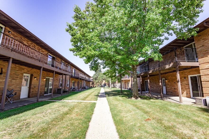 More Photos Of 2111 W Frederick Dr, Marion Apartments For Sale