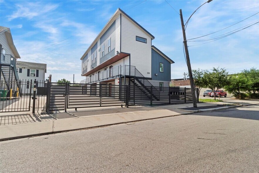 More Photos Of 319 Eastwood St, Houston Apartments For Sale