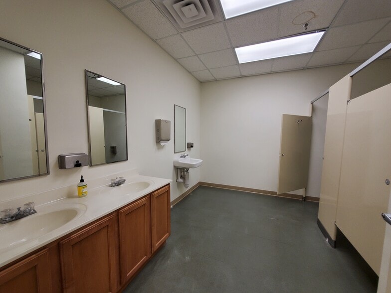 More Photos Of 3619 Richmond Hwy, Stafford Light Distribution For Sale