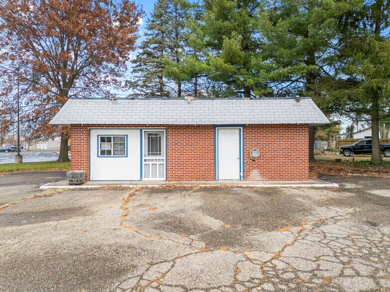 More Photos Of 1204 Erie Ave SW, Navarre Truck Stop For Lease