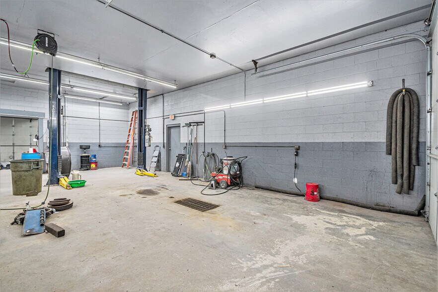 More Photos Of 1023 N 16th St, Council Bluffs Auto Repair For Sale