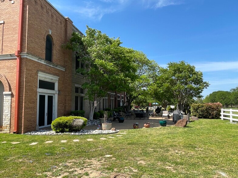 More Photos Of 11351 Hilltop Rd, Argyle Apartments For Sale