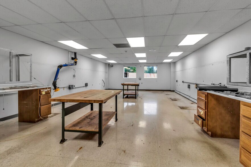 More Photos Of 7290 Nash Rd, North Tonawanda Showroom For Sale