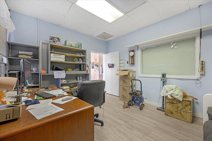 More Photos Of 100 1st St, Coalinga Radio TVTransmission Facilities For Sale