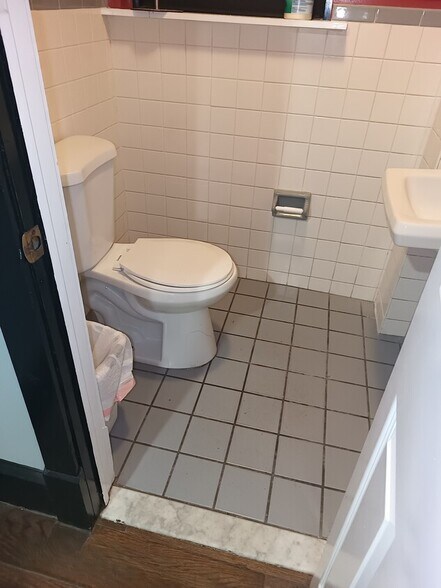 More Photos Of 2650-2652 E Somerset St, Philadelphia Restaurant For Lease