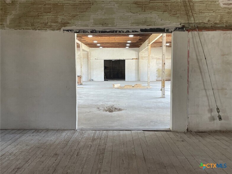 More Photos Of 1308 N Bowie St, Seguin Warehouse For Sale