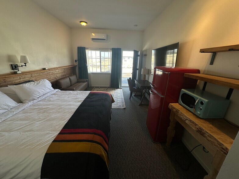 More Photos Of 18088 Highway 395, Lakeview Hospitality For Sale