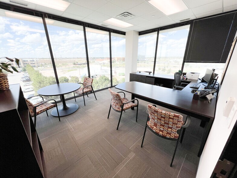 More Photos Of 303 Veterans Airpark Ln, Midland Office For Lease