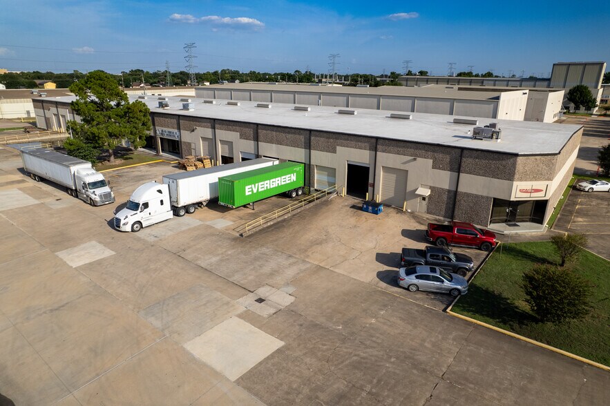 More Photos Of 6546 Petropark Dr, Houston Warehouse For Lease