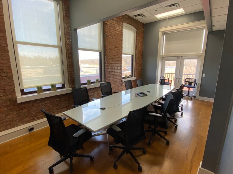 More Photos Of 2 N College Ave, Fayetteville Office For Lease