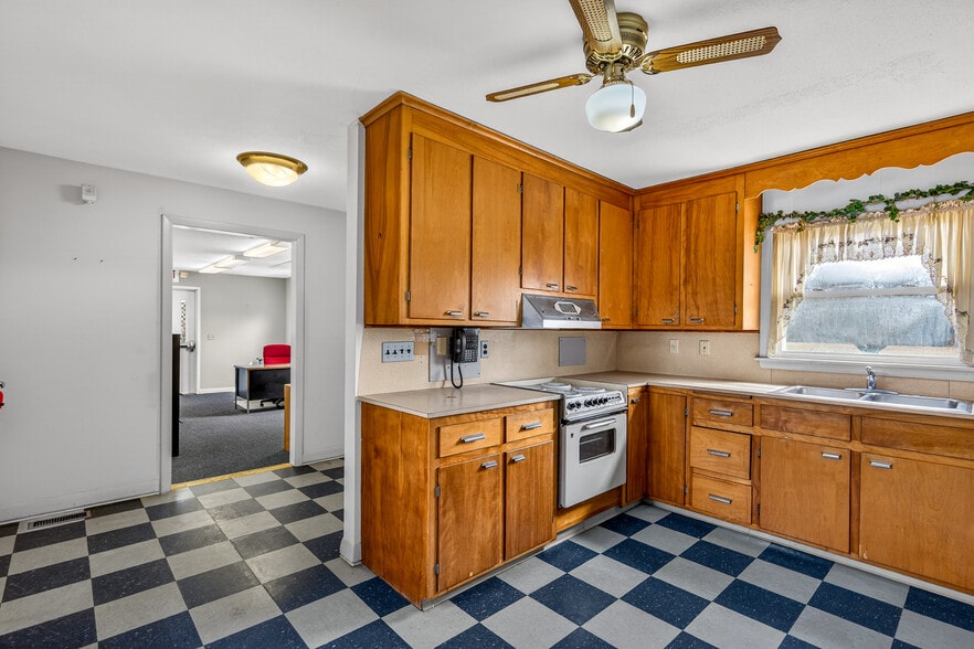 More Photos Of 60-62 Hyde Ave, Vernon Storefront Retail Office For Sale