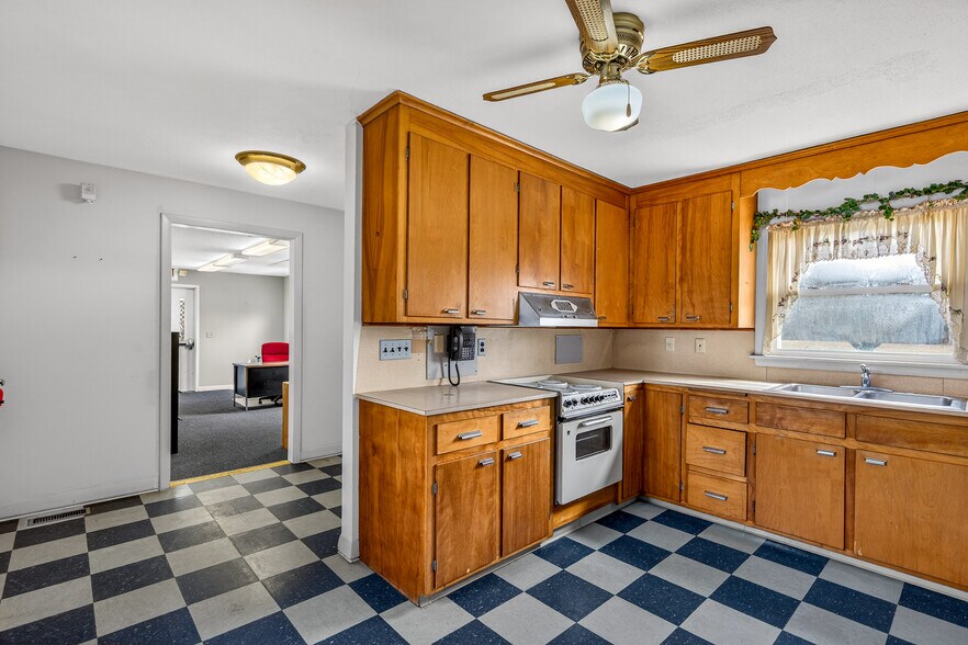 More Photos Of 62 Hyde Ave, Vernon Storefront Retail Office For Lease