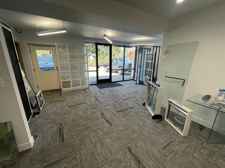More Photos Of 12521 Evergreen Dr, Mukilteo Warehouse For Lease