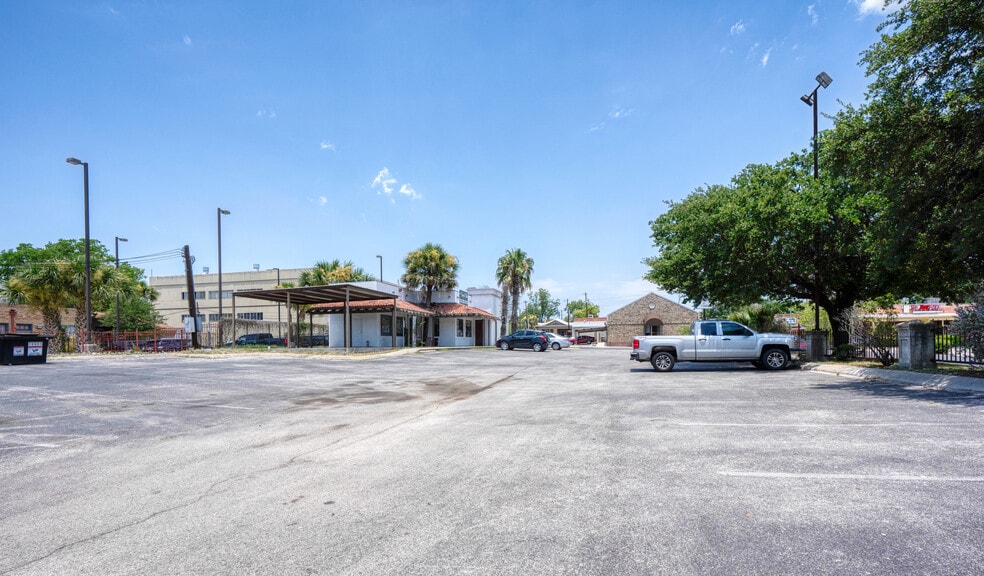 More Photos Of 1815 N New Braunfels Ave, San Antonio Restaurant For Lease