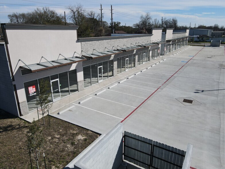 More Photos Of 5520 Gessner Rd, Houston Storefront For Lease