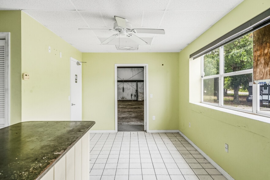 More Photos Of 725 12th St, Vero Beach Auto Repair For Sale