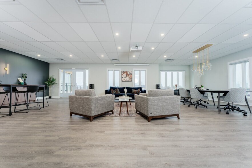 More Photos Of 410-420 N Service Rd E, Oakville Office For Sale