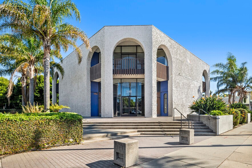 Primary Photo Of 300 S Mills Rd, Ventura Bank For Lease