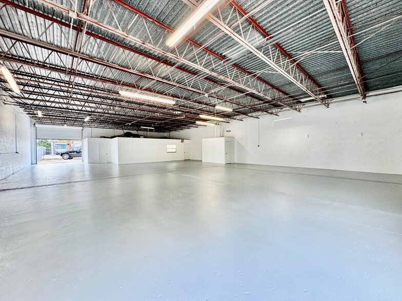 More Photos Of 2323 Bruner Ln, Fort Myers Warehouse For Lease