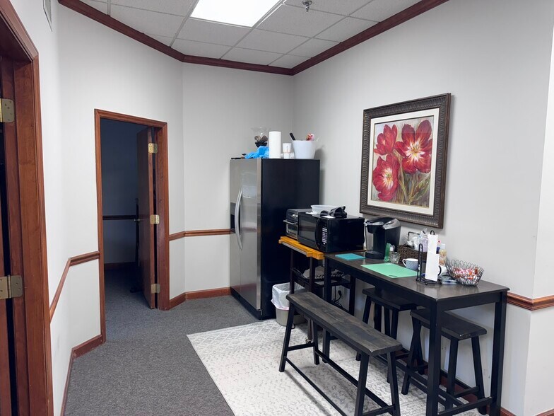 More Photos Of 1616 Battleground Ave, Greensboro Freestanding For Lease