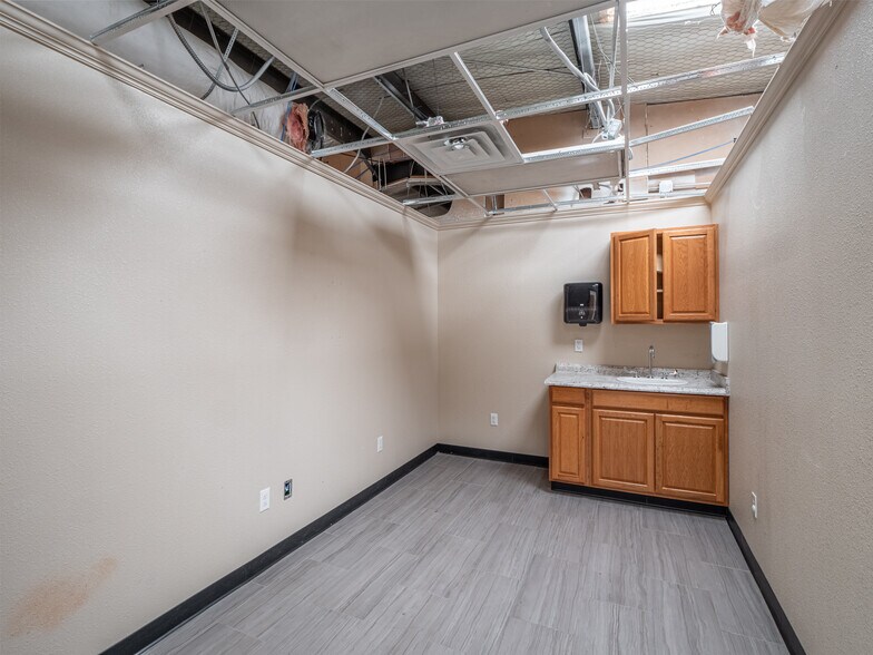 More Photos Of 1101 N Strong Blvd, Mcalester Office For Sale