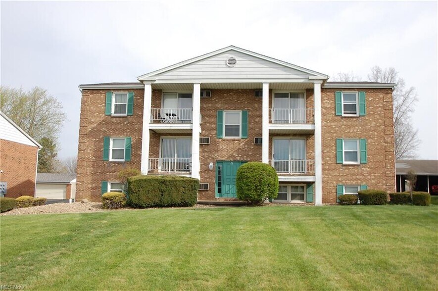 Primary Photo Of 35 Carter Cir, Youngstown Apartments For Sale