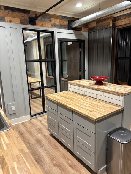 More Photos Of 160 S Poplar St, Elizabethtown Showroom For Lease