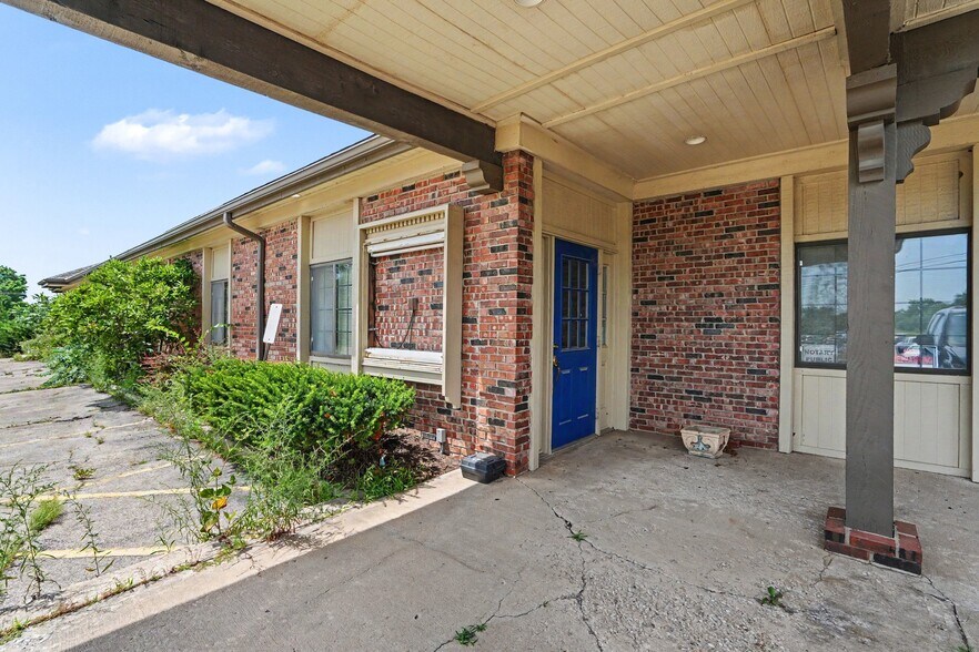 More Photos Of 13010 White Ave, Grandview Office For Lease