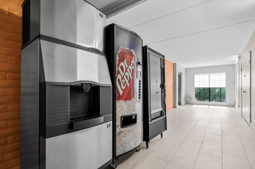 More Photos Of 4870 University Dr NW, Huntsville Hotel For Sale