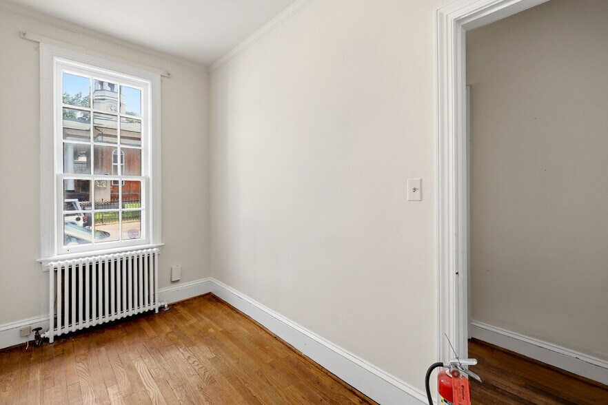 More Photos Of 3 E Market St, Leesburg Office For Sale