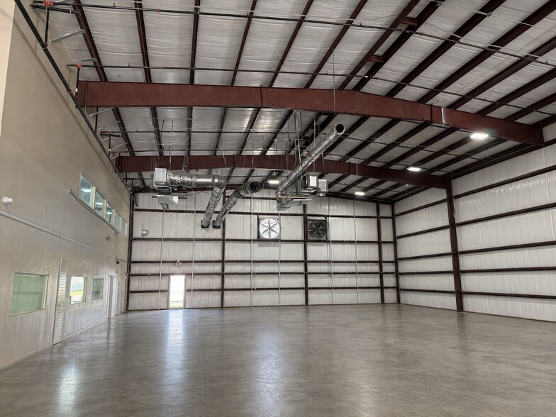 More Photos Of 1803 Rough Neck Dr, Humble Warehouse For Lease