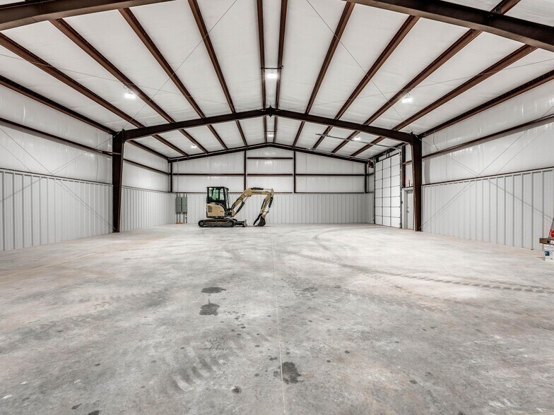 More Photos Of 1736 Red Oak Lane, Guthrie Warehouse For Lease